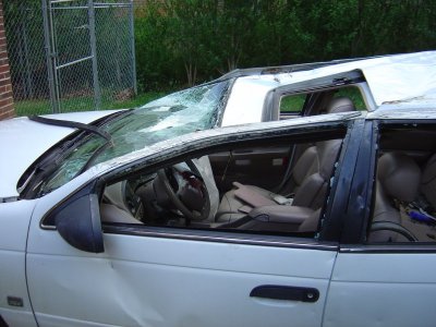 Small20wrecked209320parts20car20004