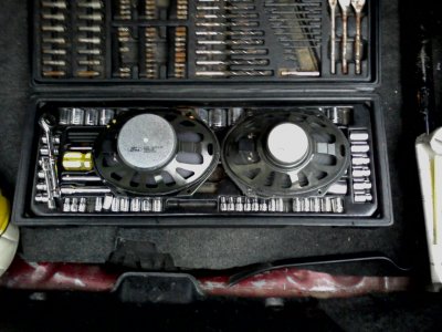speakers du système MACH, identifiés par ''premium'' (8,5 cm) et speakers conventionnels (6 cm).jpg